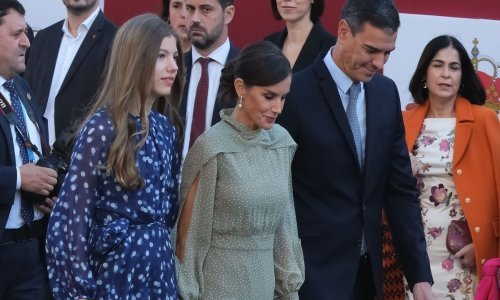 Usklađen stajling mame i kćeri: Kraljica Letizia ima prekrasnu haljinu s točkicama, a po pitanju stila u stopu je prati mlađa kći