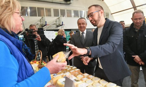 [FOTO/VIDEO] Dobro raspoloženi Tomašević pozvao građane na Dane hrane i tradicijskih proizvoda; otkrio čiji je on plaćenik i koliko mu plaćaju