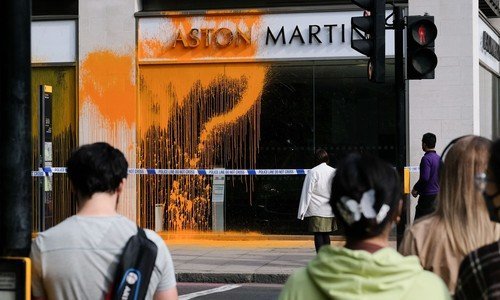 Aktivisti koji su juhom zalili Van Goghovu sliku, napali zastupništvo Aston Martina