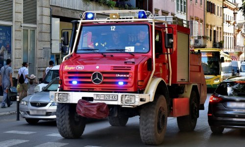 Vatrogasci spasili bebu iz automobila u Puli