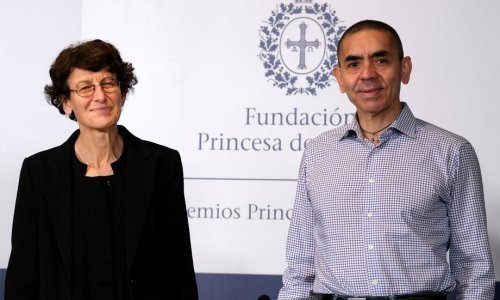 Osnivači BioNTecha: mRNA tehnologija cjepiva protiv koronavirusa može se prenamjeniti za liječenje raka. Cjepivo je moguće prije 2030. godine