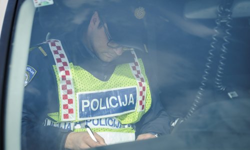 Petnaest dana zatvora muškarcu koji je vozio pijan i bez dozvole; kažnjena i suvozačica, vlasnica automobila