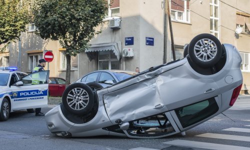 [FOTO] Žestoka nesreća u centru Zagreba: Automobil od siline udara završio na krovu