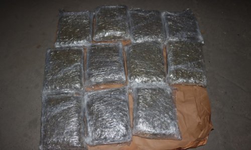 [FOTO] Diler u garažama skrivao preko 40 kilograma marihuane, sintetičku drogu i oružje