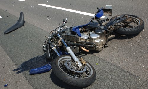 Jedna osoba poginula u sudaru automobila i motocikla