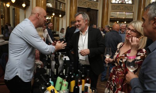 Čekajući USKOK-ovu optužnicu, Tolušić u društvu Škore uz kulen toči svoje vino na događaju državne agencije