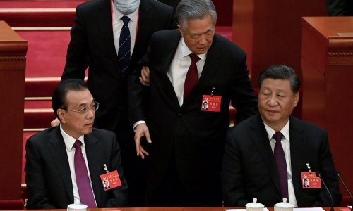 [FOTO/VIDEO] Na kongresu KP Kine nije sve išlo glatko: Dvojica muškaraca odvela bivšeg predsjednika, on se prvo odbio dignuti