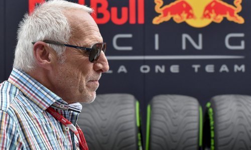 Tko je bio Dietrich Mateschitz? Škola mu nije baš išla, prodavao je deterdžente, a milijarde je zgrnuo na ideji koja mu je sinula na putovanju