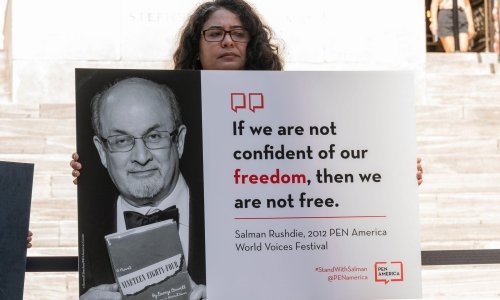 Salman Rushdie ne vidi na jedno oko i ne može koristiti ruku