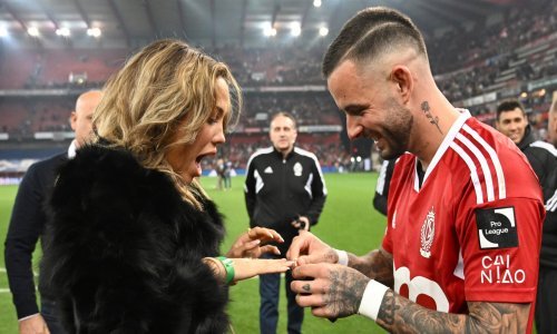 Veliki derbi prekinut zbog navijača, a mnoge je zbunio igrač koji je pozvao djevojku da odmah siđe na travnjak