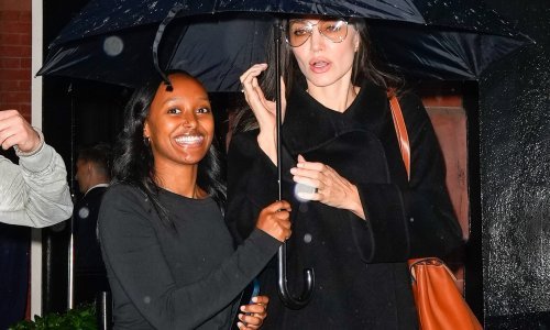 Angelina Jolie oduševila studente u Atlanti: Posjetila kćer Zaharu pa pozirala s njenim kolegama