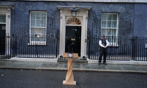 [FOTO] Ovo je možda najbizarnija promjena u Britaniji: S novim premijerom stigla i nova govornica ispred Downing Streeta