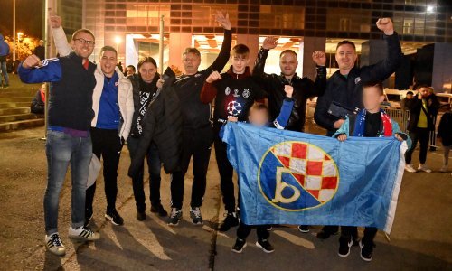 [FOTO] Pogledajte zagrijavanje navijača Dinama ispred maksimirskog stadiona uoči okršaja s Milanom!