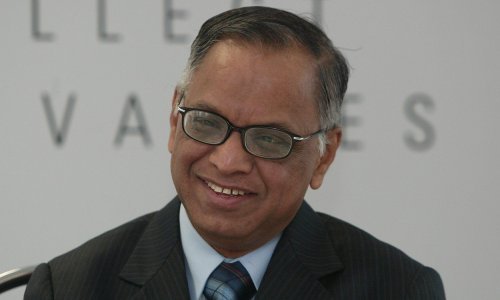 Skromni punac novog britanskog premijera: Bogatstvo mu se broji u milijardama, a on i dalje živi u istom stanu, vozi mali auto, pa čak i sam čisti toalet