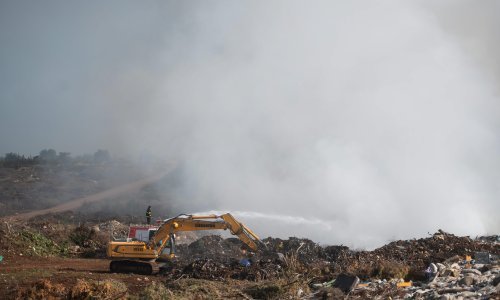 [VIDEO/FOTO] Gori deponij u Zadru: na terenu su četiri bagera i deset vatrogasnih vozila, građani se guše u dimu