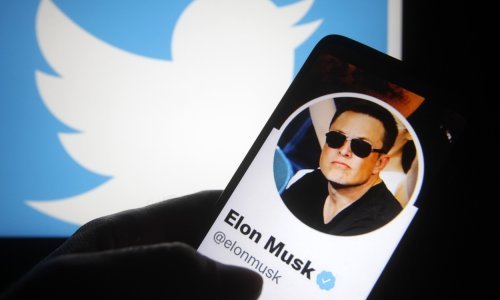 Elon Musk Twitterom prošetao s umivaonikom i oglasio se o otpuštanjima