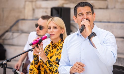 Marko Pecotić, koji zadnjih dana puni medijske stupce, zapjevao je s novom dragom još ovoga proljeća znakovite riječi: 'I ne znam koji vjetar puše, što će s nama biti sutra'