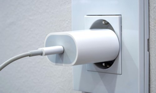Ostavljate li punjač za smartfone u utičnici? Vodite računa o ovom