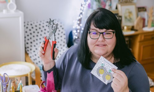 [VIDEO/FOTO] Šareno, veselo i drugačije: Upoznajte Zagrepčanku Antoniju Lukinu koja stvara nakit od prave i eko kože koji mami osmijehe