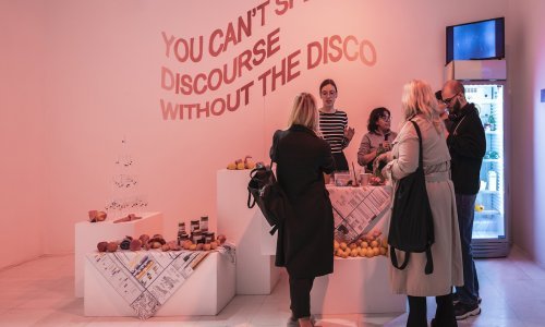 [FOTO] Završna izložba 4. generacije WHW Akademije u Galeriji Nova: Nakon speed datinga i zajedničkog pletenja, polaznici izvode performans