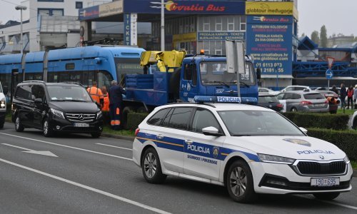 Tramvaj kod Autobusnog kolodvora usmrtio mladog Poljaka. Svjedoci kažu da se dizalica čekala sat vremena