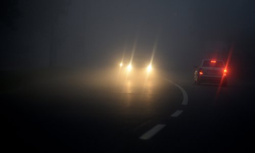 Kaos na cestama: Gusta magla u unutrašnjosti, zaredale nesreće, vozi se usporeno u kolonama i uz zastoje