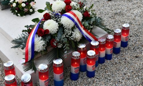 Spaljena zastava i oskrnavljen spomenik poginulim Vukovarcima kod Kupresa