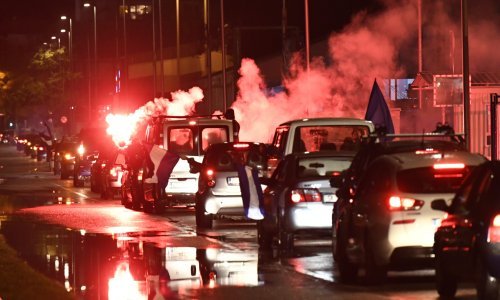 Kaos u Zagrebu: Svadbena povorka s bakljama blokirala promet, intervernirala policija