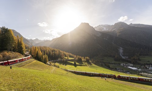 [VIDEO/FOTO] Kakav spektakl: Najduži putnički vlak na svijetu prošao kroz švicarske Alpe