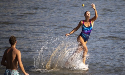 [FOTOGALERIJA] Ipak je 'malo' neobično - kraj je listopada, a građani nedjelju proveli u kupanju, piciginu, odbojci na pijesku i odmoru na plažama