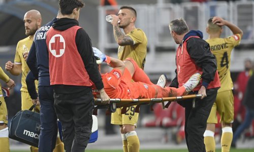 [VIDEO] Pogledajte trenutak užasa kada se ozlijedio golman Lovre Kalinić; Hajdukovi igrači su se uhvatili za glavu...