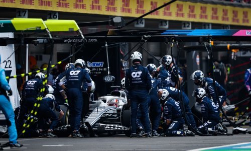 Mogao bi postati prvi vozač koji je izbačen iz Formule 1 zbog ovog razloga; tako mu malo nedostaje da postane 'bivši'