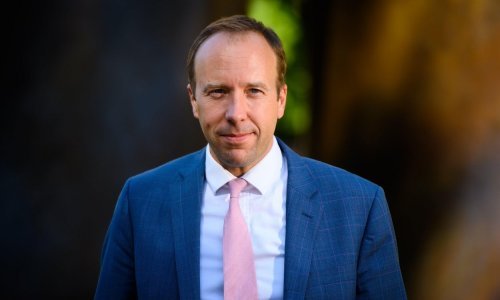 Skandali u britanskoj politici ne prestaju: Bivši ministar zdravstva suspendiran iz stranke jer se prijavio u reality show u kojem slavni jedu i kukce