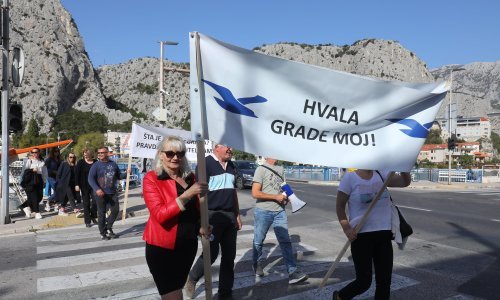 Veliki prosvjed u Omišu: Radnici kultne trikotaže Galeb bore se za kamp, strahuju od velikog broja otkaza