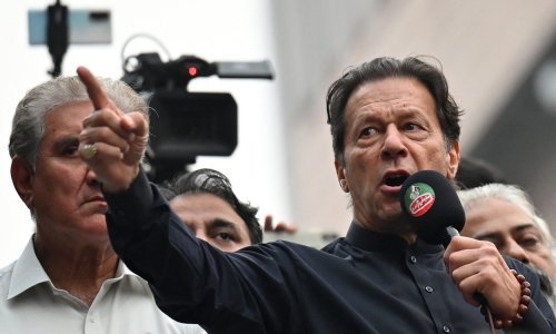 [VIDEO] Karizmatični bivši premijer Imran Khan upucan u nogu u 'pokušaju atentata' na velikom političkom skupu