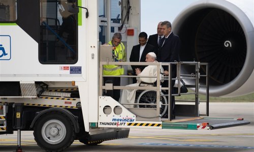 Papa novinarima u avionu: Danas me jako boli i ne mogu se kretati po zrakoplovu pa ću sjesti, a vi dođite k meni