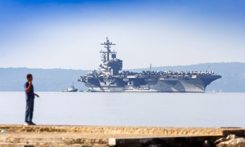Američki nosač aviona usidren pred Splitom, mornari se zabavljaju do utorka