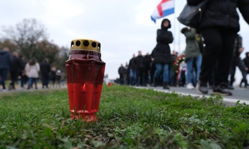 Na Memorijalnom groblju u Vukovaru položene ruže i upaljene svijeće: 'Da je bol s godinama manja, nije'