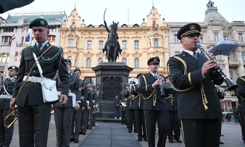 [FOTO/VIDEO] Zvuk koračnica ispunio centar Zagreba: Pogledajte kako je izgledao nastup hrvatskog i austrijskog vojnog orkestra