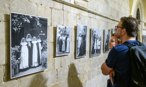 Izložba fotografija 'Oteto od tmine' u atriju palače Sponza