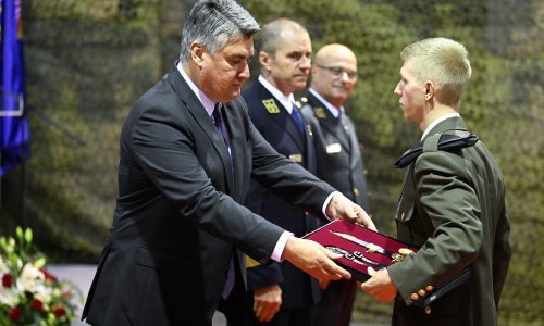 [FOTO/VIDEO] Milanović uručio časničke činove kadetima HVU-a: 'Stvarne opasnosti koje nam prijete su jako male, ali to se sutra može promijeniti'