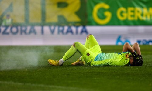 [VIDEO/FOTO] Incident u Puli na utakmici SuperSport HNL-a! Domaći navijači bacili na golmana petardu, on se srušio na travnjak