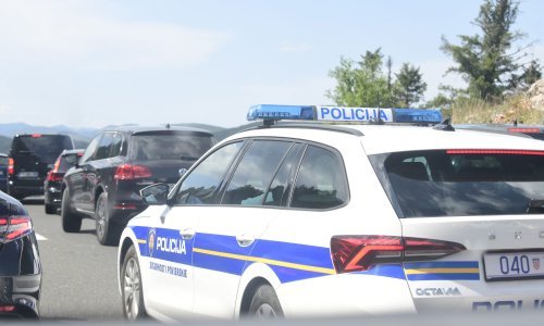 Oprez u prometu: Vozilo naletjelo na divljač na A6, prometna nesreća i na A3