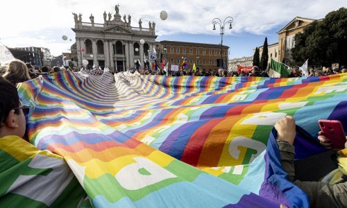 [FOTO] Tisuće izašle na ulice Rima: Zahtijevaju mir i da Italija prestane slati oružje Ukrajini