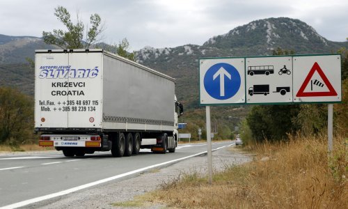 Olujni vjetar zatvorio autocestu A1 od Svetog Roka do Posedarja, popodne se očekuje kiša