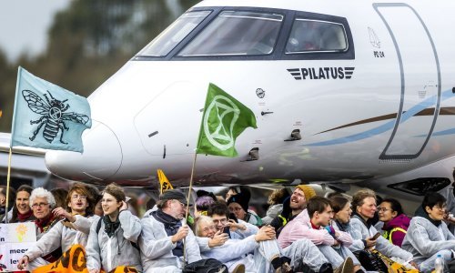 [FOTO] Nakon umjetnina, nova meta postali aerodromi: Stotine aktivista zaposjelo pistu na aerodromu u Amsterdamu