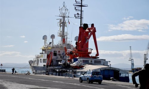 [FOTO] Drama u Cataniji: Talijani dopustili da se iskrca samo dio migranata, njemački humanitarni brod sada odbija napustiti luku