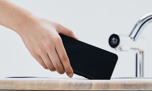 [VIDEO] Kakva inovacija! Dok perete ruke, ovaj umivaonik će vam od svih bakterija i virusa očistiti i mobitel