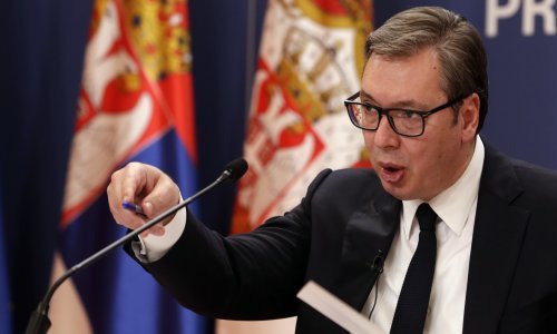 Kad god ga pritisnu uza zid, Vučić režira krizu. Hoće li mu Zapad još jednom progledati kroz prste?