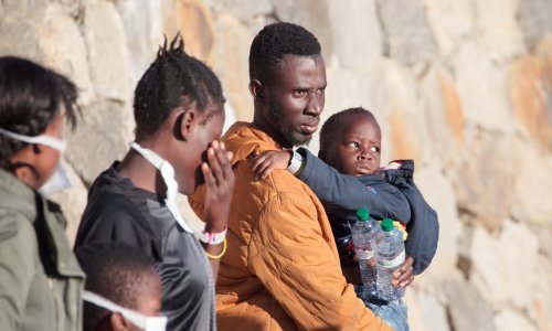 Italija dozvolila iskrcavanje migranata s njemačkog broda, drugi brodovi čekaju. Meloni: 'Puštamo samo najugroženije'